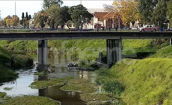 Imagen de la nota: Rescataron a una mujer del arroyo Tapalqué