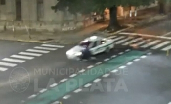 Imagen de la nota: Video: choque de un motociclista con un taxista en La Plata