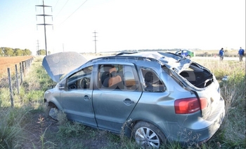 Imagen de la nota: Un auto volcó en la salida de la fabrica L'Amalí