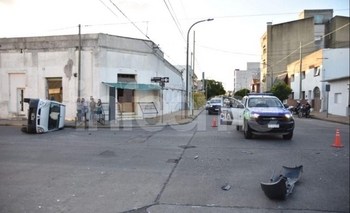 Espectacular vuelco en zona céntrica, hubo dos heridos Imagen de la nota:  Espectacular vuelco en zona céntrica, hubo dos heridos