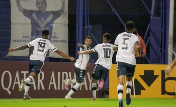 Janson marcó, no alcanzó y Vélez perdió en el debut Imagen de la nota: Janson marcó, no alcanzó y Vélez perdió en el debut