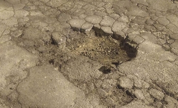 Imagen de la nota: Quejas por baches en la Avenida Ituzaingó