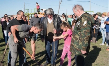 Imagen de la nota: La Cámpora plantó árboles para conmemorar los 40 años 