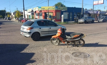 Imagen de la nota: Una motociclista hospitalizada tras chocar con un auto