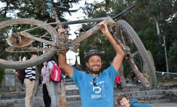Para presentar una Ley Bali Bucca unió Bolívar y Tandil en bicicleta Imagen de la nota: Para presentar una Ley Bali Bucca unió Bolívar y Tandil en bicicleta