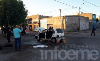 Imagen de la nota: Iba circulando y se le prendió fuego el auto