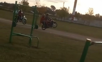 Indignación: más de 50 motos ingresaron al Parque Sur haciendo willy Imagen de la nota: Indignación: más de 50 motos ingresaron al Parque Sur haciendo willy