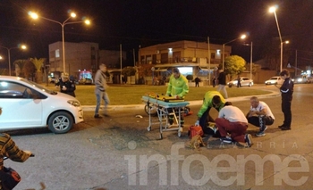 Imagen de la nota: Motociclista circulaba por la rotonda y fue embestida 