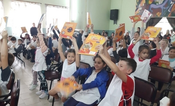 Imagen de la nota: Entregaron 400 libros a la Escuela Primaria Nº12 de Loma Negra