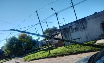 Salió de su casa y se encontró con un poste caído sostenido por el cableado eléctrico Imagen de la nota: Salió de su casa y se encontró con un poste caído sostenido por el cableado eléctrico