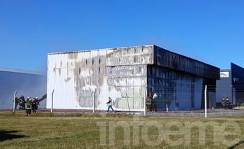 Imagen de la nota: Gran despliegue de Bomberos en el incendio de un galpón