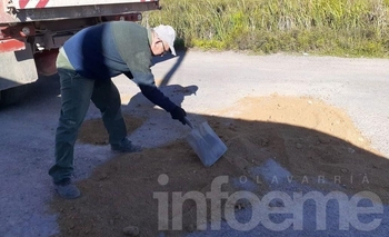 Imagen de la nota: Colonia San Miguel: un jubilado se puso a tapar los baches de la calle de su casa