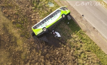 Imagen de la nota: Volcó un colectivo cerca de La Madrid: cuatro fallecidos y varios heridos