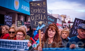 Imagen de la nota: Jubiladas y jubilados encabezaron la movilización en ANSES
