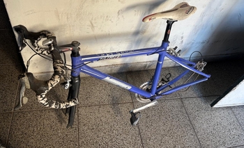 Imagen de la nota: La policía encontró una bicicleta abandonada en la calle y busca a su dueño