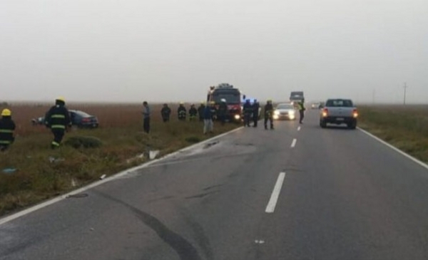 Dos personas que viajaban en moto murieron al chocar con un auto en la ...