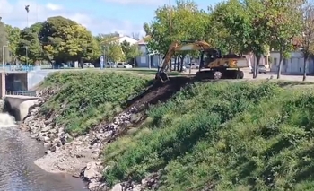 Imagen de la nota: Trabajos de reparación en la ribera del arroyo Tapalqué