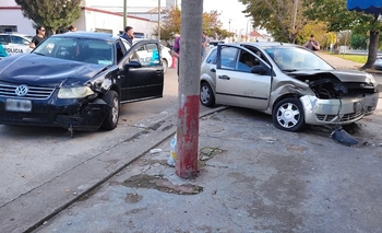 Imagen de la nota: Un auto terminó sobre la vereda tras un choque