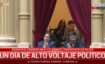 Imagen de la nota: El ex intendente Galli en Diputados, apoyando la exposición de Manuel Adorni