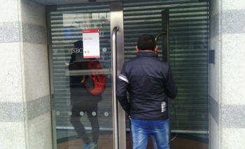 Imagen de la nota: Reclamo gremial paraliza la atención en bancos