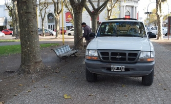 Imagen de la nota: Tras las críticas en las redes, limpiaron los bancos de la plaza