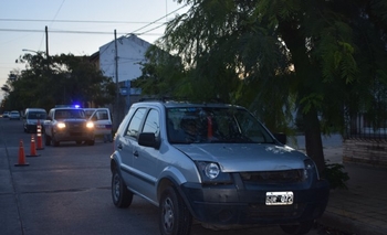 Imagen de la nota: Fuerte choque entre dos autos, uno casi impacta contra un paredón