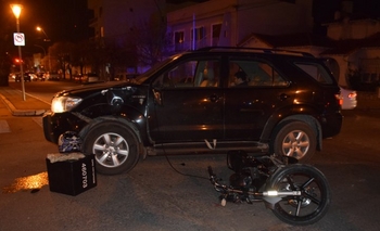 Imagen de la nota: Motomandado con heridas graves en choque con camioneta