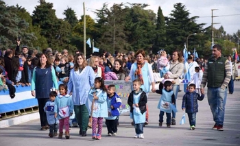 Imagen de la nota: Hinojo se vistió de fiesta y recibió el desfile patrio 