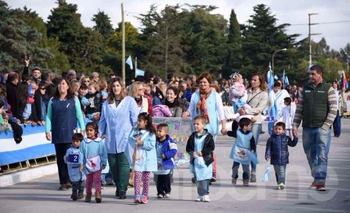 Imagen de la nota: Hinojo se vistió de fiesta y recibió el desfile patrio 
