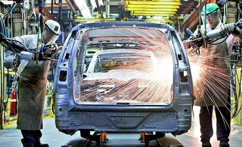 Imagen de la nota: La producción automotriz se desplomó 37,5% en agosto