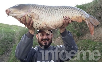 Video: pescó una enorme carpa de más de 14 kilos  Imagen de la nota: Video: pescó una enorme carpa de más de 14 kilos