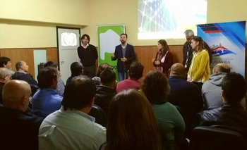 Imagen de la nota: Se realizó un taller sobre termotanques solares