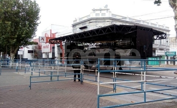 Imagen de la nota: Comenzó el armado del escenario para el AcercArte