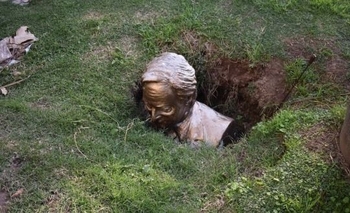 Imagen de la nota: Atacaron y tiraron a un pozo el busto de Néstor Kirchner 