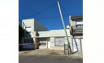 Imagen de la nota: Poste a punto de caerse: “pone en riesgo la vida de los peatones”