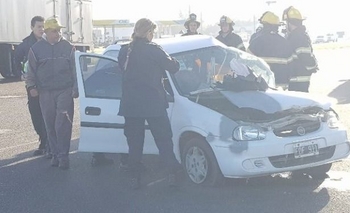 Imagen de la nota: Dos muertos en choque entre auto y un camión de caudales 