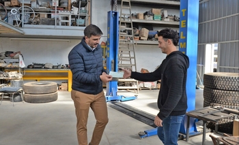 Imagen de la nota: Galli entregó un microcrédito para la compra de maquinaria