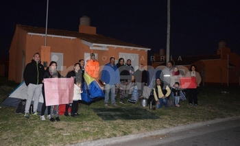 Imagen de la nota: Adjudicatarios acampan para que les entreguen viviendas