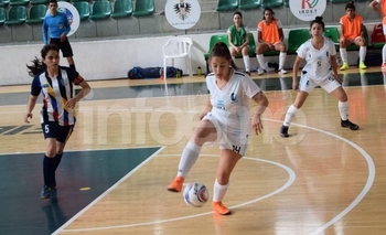 Imagen de la nota: Otro gol para la futbolista local, pero no le alcanzó a Argentina