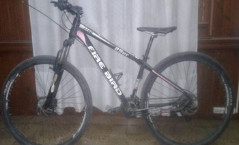 Imagen de la nota: Buscan a los dueños de una bicicleta y una amoladora