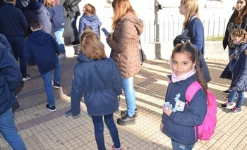 Imagen de la nota: Estudiantes repartieron escarapelas por el 25 de mayo 