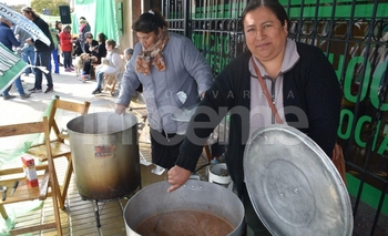 Gremios y dirigentes sociales encabezaron una olla popular  Imagen de la nota: Gremios y dirigentes sociales encabezaron una olla popular