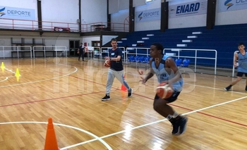 Imagen de la nota: Argentina prepara el FIBA Américas y un olavarriense los entrenó