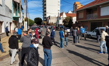 Imagen de la nota: Trabajadores protestaron frente a la Municipalidad  