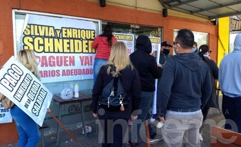 Reclamo de pagos de salarios frente a un restaurante Imagen de la nota: Reclamo de pagos de salarios frente a un restaurante