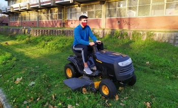 Imagen de la nota: Galli cortó el pasto frente a la ex Escuela Nacional 