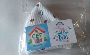 Imagen de la nota: Idea para copiar: “profe” del CEF N°124 regala barbijos a alumnos