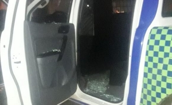 Destrozaron un patrullero y golpearon a un policía Imagen de la nota: Destrozaron un patrullero y golpearon a un policía