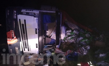 Imagen de la nota: Violento vuelco de un camión que trasladaba papa