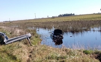 Imagen de la nota: Un vehículo despistó y cayó al agua 